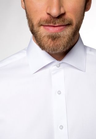 Biela pánska košeľa bez kravaty, s otvoreným golierom